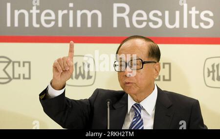 Bildnummer: 55678837  Datum: 04.08.2011  Copyright: imago/Xinhua (110804) -- HONG KONG, Aug. 4, 2011 (Xinhua) -- Hong Kong tycoon Li Ka-shing, chairman of Cheung Kong Holdings Limited and Hutchison Whampoa Limited, speaks during a press conference to announce the interim results of the two companies in Hong Kong, south China, Aug. 4, 2011. Li said at the press conference he remained confident in the outlook of the economic development on the Chinese mainland with the belief that the country s economy will be cushioned from a hard-landing. (Xinhua/Lui Siu Wai) (ljh) CHINA-HONG KONG-LI KA-SHING- Stock Photo