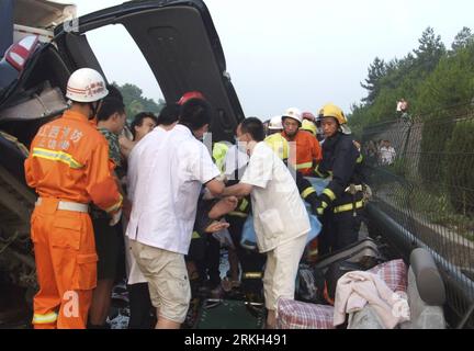 Bildnummer: 55682058  Datum: 06.08.2011  Copyright: imago/Xinhua (110806) -- SHANGRAO, Aug. 6, 2011 (Xinhua) -- Rescuers search for survivors at the site of a road accident in the Shangshao segment of the Shanghai-Kunming expressway, east China s Jiangxi Province, Aug. 6, 2011. Seventeen were killed and four others injured in a road accident in east China s Jiangxi Province Saturday morning, police said. A semi-trailer truck rear-ended another one and rolled over to the opposite lane on the Shanghai-Kunming expressway at around 4:30 a.m. Aug. 6 (2030 GMT Aug. 5). The truck was then hit by a lo Stock Photo