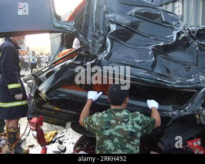 Bildnummer: 55682056  Datum: 06.08.2011  Copyright: imago/Xinhua (110806) -- SHANGRAO, Aug. 6, 2011 (Xinhua) -- Rescuers clear debris at the site of a road accident in the Shangshao segment of the Shanghai-Kunming expressway, east China s Jiangxi Province, Aug. 6, 2011. Seventeen were killed and four others injured in a road accident in east China s Jiangxi Province Saturday morning, police said. A semi-trailer truck rear-ended another one and rolled over to the opposite lane on the Shanghai-Kunming expressway at around 4:30 a.m. Aug. 6 (2030 GMT Aug. 5). The truck was then hit by a lorry, whi Stock Photo