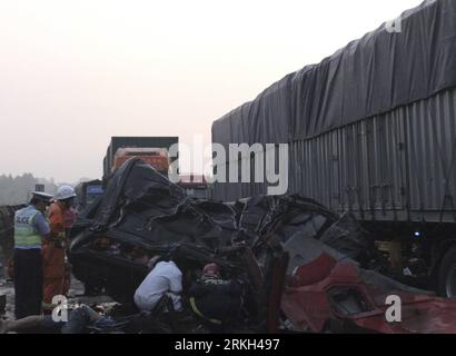 Bildnummer: 55682055  Datum: 06.08.2011  Copyright: imago/Xinhua (110806) -- SHANGRAO, Aug. 6, 2011 (Xinhua) -- Rescuers search for survivors at the site of a road accident in the Shangshao segment of the Shanghai-Kunming expressway, east China s Jiangxi Province, Aug. 6, 2011. Seventeen were killed and four others injured in a road accident in east China s Jiangxi Province Saturday morning, police said. A semi-trailer truck rear-ended another one and rolled over to the opposite lane on the Shanghai-Kunming expressway at around 4:30 a.m. Aug. 6 (2030 GMT Aug. 5). The truck was then hit by a lo Stock Photo