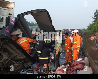 Bildnummer: 55682057  Datum: 06.08.2011  Copyright: imago/Xinhua (110806) -- SHANGRAO, Aug. 6, 2011 (Xinhua) -- Rescuers search for survivors at the site of a road accident in the Shangshao segment of the Shanghai-Kunming expressway, east China s Jiangxi Province, Aug. 6, 2011. Seventeen were killed and four others injured in a road accident in east China s Jiangxi Province Saturday morning, police said. A semi-trailer truck rear-ended another one and rolled over to the opposite lane on the Shanghai-Kunming expressway at around 4:30 a.m. Aug. 6 (2030 GMT Aug. 5). The truck was then hit by a lo Stock Photo