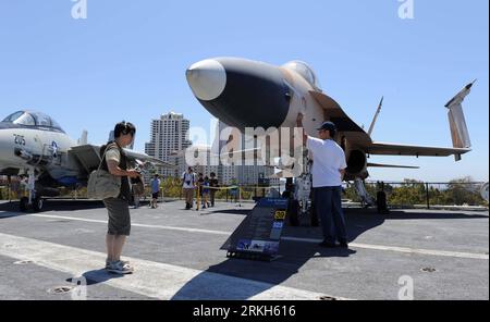 Bildnummer: 55687571  Datum: 07.08.2011  Copyright: imago/Xinhua (110809) -- SAN DIEGO, Aug. 9, 2011 (Xinhua) --Visitors watch F/A-18 Hornet on USS Midway in San Diego, California on Aug. 7, 2011. USS Midway (CVB/CVA/CV-41) was an aircraft carrier of the United States Navy, the lead ship of her class, and the first to be commissioned after the end of World War II. Active in the Vietnam War and in Operation Desert Storm, she is currently a museum ship at the San Diego Aircraft Carrier Museum, in San Diego, California. (Xinhua/Yang Lei) (wf) U.S.-SAN DIEGO-MILITARY-MIDWAY PUBLICATIONxNOTxINxCHN Stock Photo