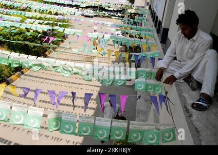 Bildnummer: 55732986  Datum: 13.08.2011  Copyright: imago/Xinhua (110813) -- PESHAWAR, Aug. 13, 2011 (Xinhua) -- A Pakistani man decorates his house with small national flags in northwest Pakistan s Peshawar on Aug. 13, 2011. (Xinhua/Umar Qayyum) (djj) PAKISTAN-PESHAWAR-INDEPENDENCE DAY-PREPARATION PUBLICATIONxNOTxINxCHN Gesellschaft Nationalfeiertag Feiertag Fahne Landesfahne Verkauf Patriotismus xda x0x 2011 quer     Bildnummer 55732986 Date 13 08 2011 Copyright Imago XINHUA  Peshawar Aug 13 2011 XINHUA a Pakistani Man  His House With Small National Flags in Northwest Pakistan S Peshawar ON Stock Photo