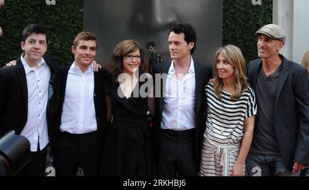 Bildnummer: 55804025  Datum: 18.08.2011  Copyright: imago/Xinhua (110818) -- LOS ANGELES, Aug. 18, 2011 (Xinhua) -- Director Craig Gillespie (1st R) and cast members pose for the cameras on arrival for a Special Screening of DreamWork s Pictures Fright Night in Hollywood, California, Aug. 17, 2011. The film will be on U.S. theaters since August 19.(Xinhua/Liu Si) (yc) U.S.-FILM-FRIGHT NIGHT PUBLICATIONxNOTxINxCHN People Film Premiere Filmpremiere xjh x0x premiumd 2011 quer     Bildnummer 55804025 Date 18 08 2011 Copyright Imago XINHUA  Los Angeles Aug 18 2011 XINHUA Director Craig Gillespie 1s Stock Photo