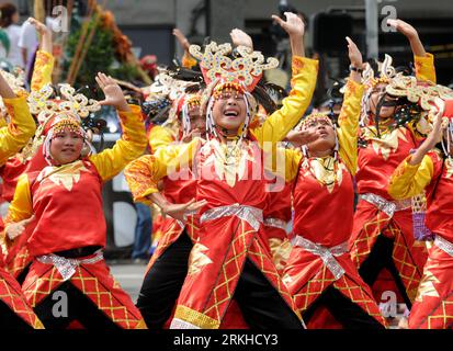 Bildnummer: 55807669  Datum: 20.08.2011  Copyright: imago/Xinhua (110820) -- MANILA, Aug. 20, 2011 (Xinhua) -- Street dancers wearing colorful costumes perform during the celebration of Kadayawan Festival in Davao City, Philippines, Aug. 20, 2011. The festival which includes parades, tribal dances and trade fairs, is held annually in celebration of life, a thanksgiving for the gifts of nature, the wealth of culture, the bounties of harvest and serenity of living. (Xinhua/Stringer) (lt) PHILIPPINES-KADAYAWAN FESTIVAL PUBLICATIONxNOTxINxCHN Gesellschaft Land Leute Tracht Kostüme xdf x0x 2011 que Stock Photo