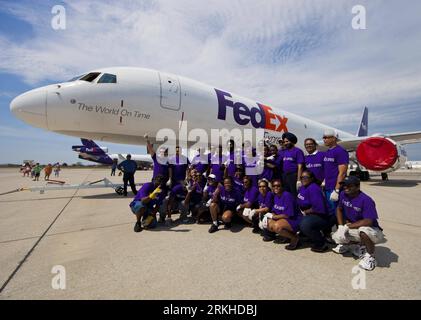 Bildnummer: 55808090  Datum: 20.08.2011  Copyright: imago/Xinhua (110820) -- TORONTO, Aug. 20, 2011 (Xinhua) -- Participants pose for photos in front an aeroplane before the ORBIS Pull for Sight 2011 in Toronto, Canada, Aug. 20, 2011. A total of 40 teams attended the competition on Saturday. The ORBIS Pull for Sight is a fun team competition. Teams are made up of 25 members, who all line up adjacent to a huge rope attached to the aircraft, to see which group can pull a 60-ton cargo aeroplane for 12 feet in the shortest time. (Xinhua/Zou Zheng) CANADA-TORONTO-PLANE PULL COMPETITION PUBLICATIONx Stock Photo