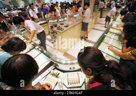Bildnummer: 55829675  Datum: 25.08.2011  Copyright: imago/Xinhua (110825) -- BEIJING, Aug. 25, 2011 (Xinhua) -- Consumers select gold jewelries in the Caishikou Department Store in Beijing, capital of China, Aug. 25, 2011. The most active gold contract for Dec. delivery on the COMEX Division of the New York Mercantile Exchange lost 104 U.S. dollars, or 5.6 percent, to 1,757.3 dollars per ounce, the biggest one-day drop since March 2008. (Xinhua/Wan Xiang) (ry) CHINA-BEIJING-GOLD PURCHASE (CN) PUBLICATIONxNOTxINxCHN Wirtschaft xns 2011 quer o0 Schmuck Verkauf    Bildnummer 55829675 Date 25 08 2 Stock Photo