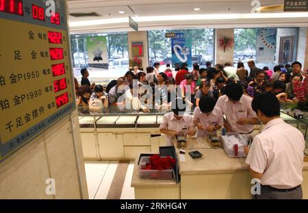 Bildnummer: 55829677  Datum: 25.08.2011  Copyright: imago/Xinhua (110825) -- BEIJING, Aug. 25, 2011 (Xinhua) -- Consumers select gold jewelries in the Caishikou Department Store in Beijing, capital of China, Aug. 25, 2011. The most active gold contract for Dec. delivery on the COMEX Division of the New York Mercantile Exchange lost 104 U.S. dollars, or 5.6 percent, to 1,757.3 dollars per ounce, the biggest one-day drop since March 2008. (Xinhua/Wan Xiang) (ry) CHINA-BEIJING-GOLD PURCHASE (CN) PUBLICATIONxNOTxINxCHN Wirtschaft xns 2011 quer  o0 Schmuck Verkauf    Bildnummer 55829677 Date 25 08 Stock Photo