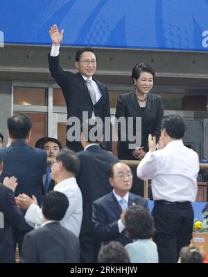 Bildnummer: 55834382  Datum: 27.08.2011  Copyright: imago/Xinhua (110827) -- DAEGU, Aug. 27, 2011 (Xinhua) -- South Korean President Lee Myung-bak (above L) attends the opening ceremony of the 2011 Daegu IAAF World Championships in Daegu, South Korea, Aug. 27, 2011. (Xinhua/Liao Yujie)(lm) SOUTH KOREA-DAEGU-IAAF-WORLD ATHLETICS CHAMPIONSHIPS-OPENING CEREMONY PUBLICATIONxNOTxINxCHN People Politik premiumd xns x0x 2011 hoch     Bildnummer 55834382 Date 27 08 2011 Copyright Imago XINHUA  Daegu Aug 27 2011 XINHUA South Korean President Lee Myung Bak above l Attends The Opening Ceremony of The 2011 Stock Photo