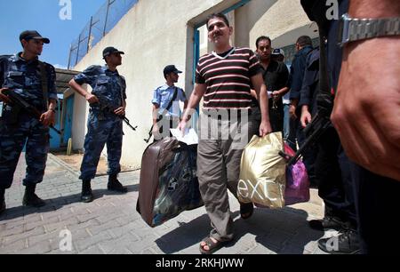 Bildnummer: 55838678  Datum: 29.08.2011  Copyright: imago/Xinhua (110829)-- GAZA, Aug. 29, 2011 (Xinhua) -- Palestinian prisoners are released from a Hamas-run prison of Ansar in Gaza City, Aug. 29, 2011. Hamas administration in Gaza released Monday 150 prisoners in occasion of Eid al-Fitr which marks the end of the Islamic fasting month of Ramadan. (Xinhua/Yasser Qudih)(fz) MIDEAST-GAZA-RELEASED-PRISONERS PUBLICATIONxNOTxINxCHN Gesellschaft Palästina Palästinenser Gefängnis Entlassung Freilassung Gefangene premiumd xbs x0x 2011 quer     Bildnummer 55838678 Date 29 08 2011 Copyright Imago XINH Stock Photo