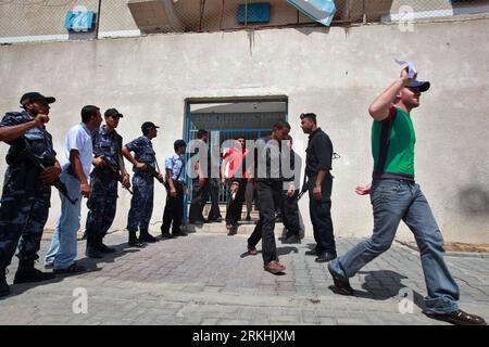Bildnummer: 55838679  Datum: 29.08.2011  Copyright: imago/Xinhua (110829)-- GAZA, Aug. 29, 2011 (Xinhua) -- Palestinian prisoners are released from a Hamas-run prison of Ansar in Gaza City, Aug. 29, 2011. Hamas administration in Gaza released Monday 150 prisoners in occasion of Eid al-Fitr which marks the end of the Islamic fasting month of Ramadan. (Xinhua/Yasser Qudih)(fz) MIDEAST-GAZA-RELEASED-PRISONERS PUBLICATIONxNOTxINxCHN Gesellschaft Palästina Palästinenser Gefängnis Entlassung Freilassung Gefangene premiumd xbs x0x 2011 quer     Bildnummer 55838679 Date 29 08 2011 Copyright Imago XINH Stock Photo