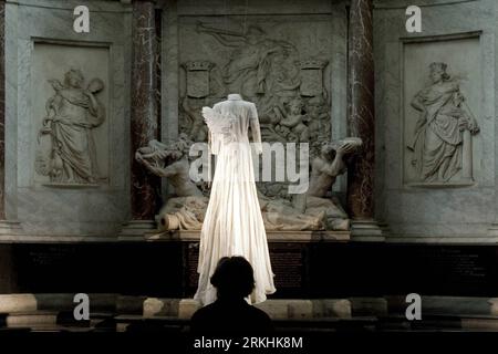 Bildnummer: 55848423  Datum: 29.08.2011  Copyright: imago/Xinhua (110830)--AMSTERDAM, Aug. 30, 2011(Xinhua)-- A visitor watches the bridal fashion exhibition held in the Nieuwe Kerk ( New Church ) in Amsterdam, the Netherlands, Aug. 29, 2011. The fashion show named The New Church for weddings designed by Mart Vessel opens from Aug. 26 to Oct. 2 in the famous church where the royal wedding of Dutch crown prince Willem-Alexander was held in 2002.(Xinhua/Rick Nederstigt) (yc) NETHERLANDS-AMSTERDAM-BRIDAL FASHION EXHIBITION PUBLICATIONxNOTxINxCHN Gesellschaft Ausstellung Brautmode Mode Brautkleid Stock Photo