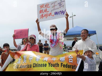 Bildnummer: 55895353  Datum: 04.09.2011  Copyright: imago/Xinhua (110904) -- LOS ANGELES, Sept. 4, 2011 (XINHUA) -- Wang Xuan (3rd R), a 33-year-old Chinese student just graduated from the State University of New York, arrives in Venice Beach, Los Angeles, the United States, on Sept. 4, 2011. Wang arrived in Venice Beach on Sunday after walking from New York on June 8 across 13 states in the U.S. mainland for 89 days. (Xinhua/Yang Lei) U.S.-LOS ANGELES-CHINESE STUDENT-CROSSING-MAINLAND PUBLICATIONxNOTxINxCHN Gesellschaft Laufen Läufer Durchquerung USA Ankunft Freude premiumd xbs x0x 2011 quer Stock Photo