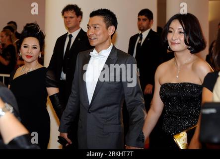 Bildnummer: 55896882  Datum: 05.09.2011  Copyright: imago/Xinhua (110906) -- VENICE, Sept. 6, 2011 (Xinhua) -- Actors Andy Lau (C), Deanie Yip (L) and Qin Hailu arrive for the premiere of the Chinese Hong Kong film Taojie (A Simple Life) at the 68th Venice International Film Festival in Venice, Italy, Sept. 5, 2011. (Xinhua/Wang Qingqin) (djj) ITALY-VENICE-FILM FESTIVAL-TAOJIE-PREMIERE PUBLICATIONxNOTxINxCHN People Film Kultur 68 Filmfestival Venedig Entertainment Filmpremiere x0x xtm premiumd 2011 quer      55896882 Date 05 09 2011 Copyright Imago XINHUA  Venice Sept 6 2011 XINHUA Actors Andy Stock Photo