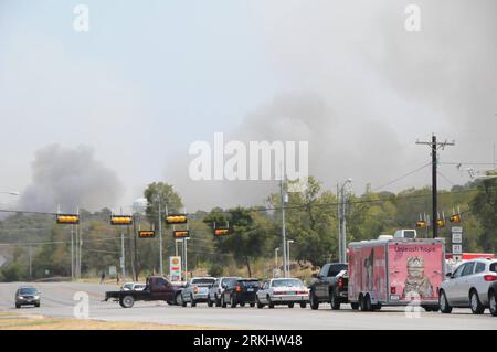 Bildnummer: 55903031  Datum: 06.09.2011  Copyright: imago/Xinhua (110906) -- BASTROP, Sept. 6, 2011 (Xinhua) -- Photo taken on Sept. 6, 2011 shows smoke enveloping Bastrop county in Texas, the United States. A huge wildfire has destroyed about hundreds of homes near the city of Austin in the drought-plagued U.S. state of Texas. (Xinhua/Chen Yu) US-TEXAS-WILDFIRE PUBLICATIONxNOTxINxCHN Gesellschaft USA Brand Feuer Waldbrand premiumd xns x0x 2011 quer      55903031 Date 06 09 2011 Copyright Imago XINHUA   Sept 6 2011 XINHUA Photo Taken ON Sept 6 2011 Shows Smoke enveloping  County in Texas The U Stock Photo