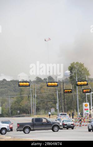 Bildnummer: 55903032  Datum: 06.09.2011  Copyright: imago/Xinhua (110907) -- AUSTIN, Sept. 7, 2011 (Xinhua) -- A helicopter extinguishes wildfire with water in Bastrop county, State of Texas, the United States, on Sept. 6, 2011. Firefighters are combating a huge wildfire that has destroyed hundreds of homes near the city of Austin in drought-plagued Texas, authorities said Monday. (Xinhua/Chen Yu) (zwx) U.S.-TEXAS-FIRE PUBLICATIONxNOTxINxCHN Gesellschaft USA Brand Feuer Waldbrand premiumd xns x0x 2011 hoch      55903032 Date 06 09 2011 Copyright Imago XINHUA  Austin Sept 7 2011 XINHUA a Helico Stock Photo