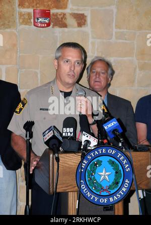 Bildnummer: 55906611  Datum: 06.09.2011  Copyright: imago/Xinhua (110907) -- BASTROP(U.S.), Sept. 7, 2011 (Xinhua) -- A policeman speaks at a press conference about wildfire in Bastrop, Texas, the United States, Sept. 6, 2011. Firefighters are combating a huge wildfire that has destroyed hundreds of homes near the city of Austin in drought-plagued U.S. state of Texas, authorities said Monday. (Xinhua/Chen Yu) (cl) U.S.-TEXAS-WILDFIRE-NEWS CONFERENCE PUBLICATIONxNOTxINxCHN Gesellschaft USA Brand Feuer Waldbrand premiumd xns x0x 2011 hoch      55906611 Date 06 09 2011 Copyright Imago XINHUA   U Stock Photo