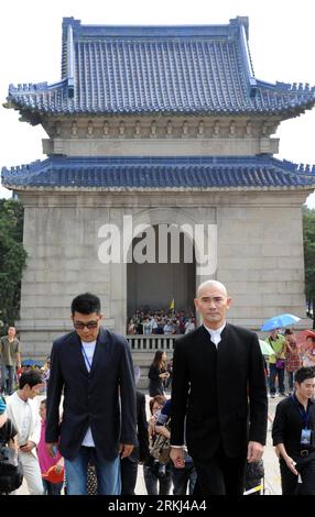 Bildnummer: 55981886  Datum: 15.09.2011  Copyright: imago/Xinhua (110915) -- NANJING, Sept. 15, 2011 (Xinhua) -- Winston Chao (Front, R) and Sun Chun (Front, L), who star in the film China 1911 , visit the Dr. Sun Yat-sen Mausoleum in Nanjing, capital of east China s Jiangsu Province, Sept. 15, 2011. The premiere of the film which marks the 100th anniversary of the 1911 Revolution will be held in Nanjing on Thursday night. (Xinhua/Sun Can) (zl) CHINA-NANJING-FILM-XINHAI REVOLUTION(CN) PUBLICATIONxNOTxINxCHN People Film x0x xtm 2011 hoch      55981886 Date 15 09 2011 Copyright Imago XINHUA  Nan Stock Photo