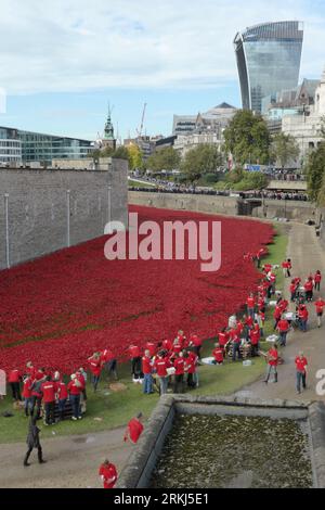 London, UK. The Tower of London Moat filled with Ceramic Poppies , an art installation named Blood Swept Lands and Seas of Red. Stock Photo