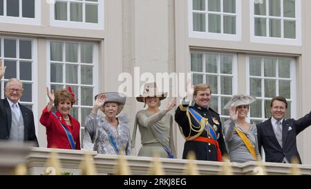 Bildnummer: 56043966  Datum: 20.09.2011  Copyright: imago/Xinhua (110920) -- THE HAGUE (THE NETHERLANDS), Sept. 20, 2011 (Xinhua) -- Dutch Queen Beatrix (3rd L), Prince Willem-Alexander (3rd R) and wife Princess Maxima (4th R), Prince Constantijn (R) and wife Laurentien (2nd R), Princess Margriet (2nd L) and husband Pieter van Vollenhoven (L) stand on the balcony of Noordeinde Palace to greet the people in the Hague, the Netherlands, on Sept. 20, 2011. Every third Tuesday in September is the annual Princeday, on which the Dutch royal family parades with the golden carriage. (Xinhua/Rick Neders Stock Photo