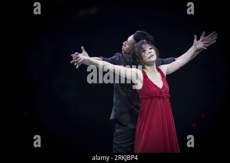 Bildnummer: 56086829  Datum: 23.09.2011  Copyright: imago/Xinhua (110924) -- HONG KONG, Sept. 24, 2011 (Xinhua) -- Hong Kong Singer Sandy Lam (front) performs at her solo concert in Hong Kong, south China, Sept. 23, 2011. (Xinhua/Lui Sui Wai) (lfj) CHINA-HONG KONG-SANDY LAM-SOLO CONCERT (CN) PUBLICATIONxNOTxINxCHN People Entertainment Musik Aktion xda x0x 2011 quer      56086829 Date 23 09 2011 Copyright Imago XINHUA  Hong Kong Sept 24 2011 XINHUA Hong Kong Singer Sandy LAM Front performs AT her Solo Concert in Hong Kong South China Sept 23 2011 XINHUA Lui SUI Wai  China Hong Kong Sandy LAM So Stock Photo