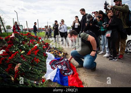 St. Petersburg, Russia. 24th Aug, 2023. People lay flowers in memory of Yevgeny Prigozhin at a spontaneous memorial near the PMC Wagner Center in St. Petersburg. On Wednesday, August 23, the Federal Air Transport Agency confirmed in a statement the death of 10 people who were on board a business jet belonging to businessman and founder of Wagner PMC Yevgeny Prigozhin, which crashed in the Tver region, Russia. The Federal Air Transport Agency also confirmed that Yevgeny Prigozhin was on the list of 10 people on board, among whom 3 were crew members. Also on this list was Prigozhin's right hand Stock Photo