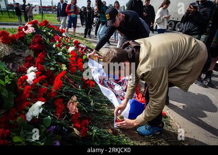 St. Petersburg, Russia. 24th Aug, 2023. People lay flowers in memory of Yevgeny Prigozhin at a spontaneous memorial near the PMC Wagner Center in St. Petersburg. On Wednesday, August 23, the Federal Air Transport Agency confirmed in a statement the death of 10 people who were on board a business jet belonging to businessman and founder of Wagner PMC Yevgeny Prigozhin, which crashed in the Tver region, Russia. The Federal Air Transport Agency also confirmed that Yevgeny Prigozhin was on the list of 10 people on board, among whom 3 were crew members. Also on this list was Prigozhin's right hand Stock Photo