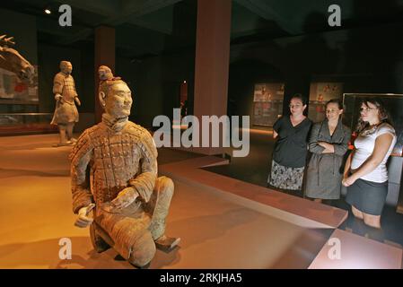 Bildnummer: 56137409  Datum: 30.09.2011  Copyright: imago/Xinhua (110930) -- LOS ANGELES, Sept. 30, 2011 (Xinhua) -- Visitors watch terra cotta warriors during a media preview of the exhibition Terra Cotta Warriors: Guardians of China s First Emperor at Bowers Museum in Santa Ana, California, Spet. 29, 2011. The exhibition with more than 200 Chinese artworks will open to the public on Oct. 1. (Xinhua/Zhao Hanrong) (jl) US-CALIFORNIA-CHINESE ARTWORKS-EXHIBITION PUBLICATIONxNOTxINxCHN Gesellschaft Kultur Objekte Terrakotta Krieger Terrakottakrieger Terrakottaarmee Armee xns x0x 2011 quer      56 Stock Photo