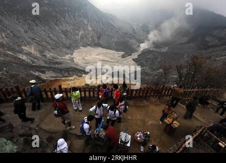 Bildnummer: 56138224  Datum: 30.09.2011  Copyright: imago/Xinhua (110930) -- BANDUNG, Sept. 30, 2011 (Xinhua) -- Delegates visit Tangkuban Perahu volcano near Bandung, west Java, Indonesia, Sept. 30, 2011. As part of efforts to engage more young to participate in addressing environmental issues, the United Nations Environmental Program (UNEP) is cooperating with the Indonesian government to hold the Tunza International Children and Youth Conference slated for Sept. 27 through Oct. 1 in West Java s capital city of Bandung. (Xinhua/Jiang Fan) (msq) INDONESIA-BANDUNG-TUNZA CHILDREN AND YOUTH CONF Stock Photo