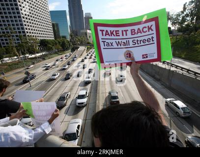 Bildnummer: 56144577  Datum: 03.10.2011  Copyright: imago/Xinhua (111004) -- -LOS ANGELES, Oct. 4, 2011 (Xinhua) -- Protesters attend the Occupy Los Angeles demonstration in Los Angeles, California, the United States, Oct. 3, 2011. Rally and protest continued in downtown Los Angeles Monday to support Occupy Wall Street in New York City. (Xinhua/Ringo H.W. Chiu) (lyi) U.S.-LOS ANGELES-PROTEST PUBLICATIONxNOTxINxCHN Politik Gesellschaft USA Demo Protest Finanzkrise xjh x0x premiumd 2011 quer  Bewegung besetzt die     56144577 Date 03 10 2011 Copyright Imago XINHUA  Los Angeles OCT 4 2011 XINHUA Stock Photo