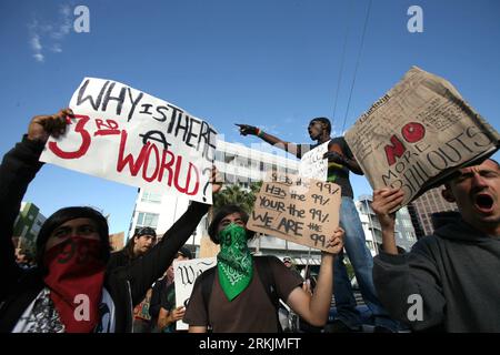 Bildnummer: 56144575  Datum: 03.10.2011  Copyright: imago/Xinhua (111004) -- -LOS ANGELES, Oct. 4, 2011 (Xinhua) -- Protesters attend the Occupy Los Angeles demonstration in Los Angeles, California, the United States, Oct. 3, 2011. Rally and protest continued in downtown Los Angeles Monday to support Occupy Wall Street in New York City. (Xinhua/Ringo H.W. Chiu) (lyi) U.S.-LOS ANGELES-PROTEST PUBLICATIONxNOTxINxCHN Politik Gesellschaft USA Demo Protest Finanzkrise xjh x0x premiumd 2011 quer  Bewegung besetzt die     56144575 Date 03 10 2011 Copyright Imago XINHUA  Los Angeles OCT 4 2011 XINHUA Stock Photo