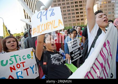 Bildnummer: 56144573  Datum: 03.10.2011  Copyright: imago/Xinhua (111004) -- -LOS ANGELES, Oct. 4, 2011 (Xinhua) -- Protesters attend the Occupy Los Angeles demonstration in Los Angeles, California, the United States, Oct. 3, 2011. Rally and protest continued in downtown Los Angeles Monday to support Occupy Wall Street in New York City. (Xinhua/Ringo H.W. Chiu) (lyi) U.S.-LOS ANGELES-PROTEST PUBLICATIONxNOTxINxCHN Politik Gesellschaft USA Demo Protest Finanzkrise xjh x0x premiumd 2011 quer  Bewegung besetzt die     56144573 Date 03 10 2011 Copyright Imago XINHUA  Los Angeles OCT 4 2011 XINHUA Stock Photo