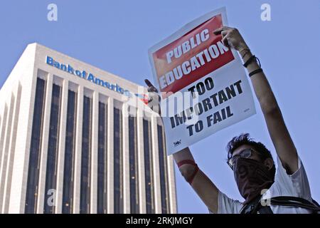 Bildnummer: 56144574  Datum: 03.10.2011  Copyright: imago/Xinhua (111004) -- -LOS ANGELES, Oct. 4, 2011 (Xinhua) -- A protester attends the Occupy Los Angeles demonstration in Los Angeles, California, the United States, Oct. 3, 2011. Rally and protest continued in downtown Los Angeles Monday to support Occupy Wall Street in New York City. (Xinhua/Ringo H.W. Chiu) (lyi) U.S.-LOS ANGELES-PROTEST PUBLICATIONxNOTxINxCHN Politik Gesellschaft USA Demo Protest Finanzkrise xjh x0x premiumd 2011 quer  Bewegung besetzt die     56144574 Date 03 10 2011 Copyright Imago XINHUA  Los Angeles OCT 4 2011 XINHU Stock Photo