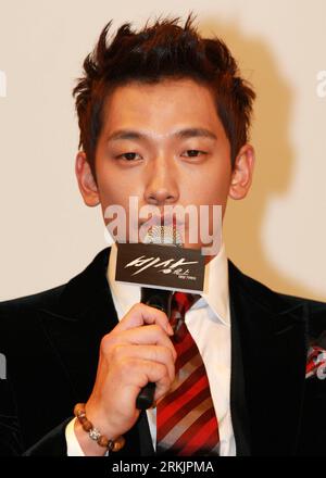 Bildnummer: 56156274  Datum: 07.10.2011  Copyright: imago/Xinhua (111007) -- SEOUL, Oct. 7, 2011 (Xinhua) -- South Korean actor and singer Jung Ji-hoon (Rain) attends a press conference for his film Soar Into the Sun during the 16th Busan International Film Festival (BIFF) in Busan, South Korea, Oct. 7, 2010. (Xinhua/Park Jin Hee) (zyw) SOUTH KOREA-SEOUL-FILM FESTIVAL-RAIN PUBLICATIONxNOTxINxCHN People Film Porträt Filmfestival PK x0x xtm 2011 hoch      56156274 Date 07 10 2011 Copyright Imago XINHUA  Seoul OCT 7 2011 XINHUA South Korean Actor and Singer Young ji Hoon Rain Attends a Press Conf Stock Photo