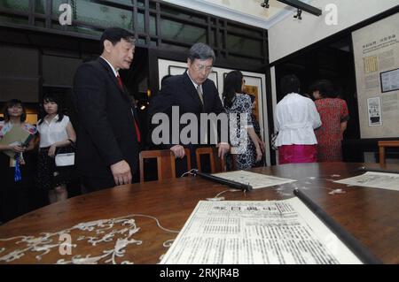 Bildnummer: 56158564  Datum: 08.10.2011  Copyright: imago/Xinhua (111008) -- SINGAPORE, Oct. 8, 2011 (Xinhua) -- Huang Mengfu (R), vice-chiarman of the National Committee of the Chinese People s Political Consultative Conference, visits Sun Yat-Sen Nanyang Memorial Hall in Singapore on Oct. 8, 2011. After one year s renovation, Sun Yat-Sen Nanyang Memorial Hall reopened to the public on Saturday to commemorate the 100th anniversary of China s 1911 (Xinhai) Revolution, which led to the overthrow of the Qing Dynasty (1644-1911). (Xinhua/Then Chih Wey) SINGAPORE-SUN YAT-SEN MEMORIAL HALL PUBLICAT Stock Photo