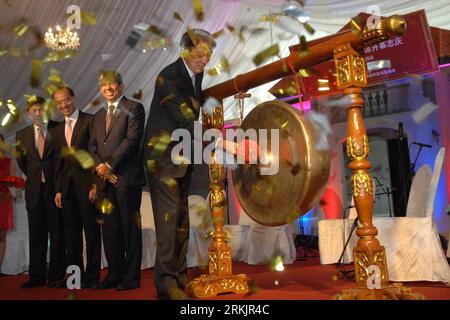 Bildnummer: 56158560  Datum: 08.10.2011  Copyright: imago/Xinhua (111008) -- SINGAPORE, Oct. 8, 2011 (Xinhua) -- Singapore s Deputy Prime Minister Teo Chee Hean strikes the gong in the opening ceremony of Sun Yat-Sen Nanyang Memorial Hall in Singapore on Oct. 8, 2011. After one year s renovation, Sun Yat-Sen Nanyang Memorial Hall reopened to the public on Saturday to commemorate the 100th anniversary of China s 1911 (Xinhai) Revolution, which led to the overthrow of the Qing Dynasty (1644-1911). (Xinhua/Then Chih Wey) SINGAPORE-SUN YAT-SEN MEMORIAL HALL PUBLICATIONxNOTxINxCHN People Politik xd Stock Photo