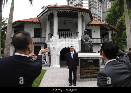 Bildnummer: 56158561  Datum: 08.10.2011  Copyright: imago/Xinhua (111008) -- SINGAPORE, Oct. 8, 2011 (Xinhua) -- Guests take photos at Sun Yat-Sen Nanyang Memorial Hall in Singapore on Oct. 8, 2011. After one year s renovation, Sun Yat-Sen Nanyang Memorial Hall reopened to the public on Saturday to commemorate the 100th anniversary of China s 1911 (Xinhai) Revolution, which led to the overthrow of the Qing Dynasty (1644-1911). (Xinhua/Then Chih Wey) SINGAPORE-SUN YAT-SEN MEMORIAL HALL PUBLICATIONxNOTxINxCHN People Politik xda x0x 2011 quer      56158561 Date 08 10 2011 Copyright Imago XINHUA Stock Photo