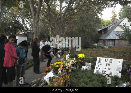 Bildnummer: 56158585  Datum: 07.10.2011  Copyright: imago/Xinhua (111008) -- PALO ALTO, Oct. 8, 2011 (Xinhua) -- pay their respects at a makeshift memorial on the sidewalk outside the home of Steve Jobs in Palo Alto, California, the United States, on Oct. 7, 2011. The funeral of Apple co-founder Steve Jobs was being held on Friday, according to local media. (Xinhua/Li Mi) (yc) U.S.-PALO ALTO-JOBS PUBLICATIONxNOTxINxCHN Wirtschaft Gesellschaft Trauer tot Gedenken Gründer Firmengründer xda x0x premiumd 2011 quer      56158585 Date 07 10 2011 Copyright Imago XINHUA  Palo Alto OCT 8 2011 XINHUA Pa Stock Photo