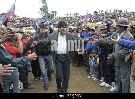 111009 -- TACACOMA, Oct. 9, 2011 xinhua -- Bolivia s President Evo Morales greets supporters during an event in Tacacoma, Bolivia, on Oct. 8, 2011. Morales spoke about the recent manifestation of Bolivian immigrants in the United States in front of the White House in Washington, calling for intervention to defend the indigenous people in the Isiboro Secure Territory. Xinhua/Freddy Zarco/ABI py BOLIVIA-TACACOMA-MORALES PUBLICATIONxNOTxINxCHN Stock Photo