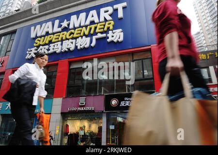 https://l450v.alamy.com/450v/2rkjwed/bildnummer-56165479-datum-30092011-copyright-imagoxinhua-111011-chongqing-oct-11-2011-xinhua-file-photo-taken-on-sept-30-2011-shows-citizens-walk-past-the-gate-of-a-wal-mart-store-in-chongqing-municipality-ten-wal-mart-stores-and-two-trust-mart-outlets-in-chongqing-were-found-selling-pork-falsely-labelled-as-organic-and-the-stores-have-been-ordered-to-pay-more-than-269-million-yuan-420000-us-dollar-in-fines-and-repayments-from-illegal-gains-xinhuali-jian-zkr-china-chongqing-wal-mart-finecn-publicationxnotxinxchn-wirtschaft-einzelhandel-supermarkt-walmart-xns-2rkjwed.jpg