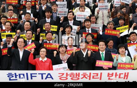 Bildnummer: 56170824  Datum: 12.10.2011  Copyright: imago/Xinhua (111012) -- SEOUL, Oct. 12, 2011 (Xinhua) -- South Korean opposition lawmakers and civil activists shout slogans during a demonstration against the free trade agreement between South Korea and the United States, at the National Assembly in Seoul Oct. 12, 2011. South Korea s opposition parties have vowed to block the passage of the deal, signed in 2007 and supplemented last December, saying it is lopsided in favor of Washington. (Xinhua/Park Jin Hee) (nxl) SOUTH KOREA-US-FREE TRADE-PROTEST PUBLICATIONxNOTxINxCHN Gesellschaft Polit Stock Photo