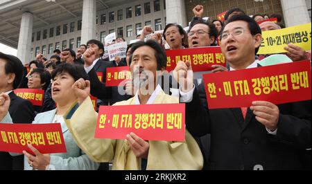 Bildnummer: 56170826  Datum: 12.10.2011  Copyright: imago/Xinhua (111012) -- SEOUL, Oct. 12, 2011 (Xinhua) -- South Korean opposition lawmakers and civil activists shout slogans during a demonstration against the free trade agreement between South Korea and the United States, at the National Assembly in Seoul Oct. 12, 2011. South Korea s opposition parties have vowed to block the passage of the deal, signed in 2007 and supplemented last December, saying it is lopsided in favor of Washington. (Xinhua/Park Jin Hee) (nxl) SOUTH KOREA-US-FREE TRADE-PROTEST PUBLICATIONxNOTxINxCHN Gesellschaft Polit Stock Photo