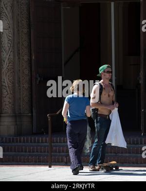 Bildnummer: 56177509  Datum: 13.10.2011  Copyright: imago/Xinhua (111014) -- LOS ANGELES, Oct. 14, 2011 (Xinhua) -- A student takes off his T-shirt at University of South California, the U.S., on Oct. 13, 2011. The highest temperature of many cities in South California reached over 36 degrees Celsius in recent days and the highest temperature of Los Angeles on Oct. 12 reached 37.22 degrees Celsius, breaking the historical record since 1950. (Xinhua/Yang Lei) (lr) U.S.-SOUTH CALIFORNIA-HEAT PUBLICATIONxNOTxINxCHN Gesellschaft Hitze USA x0x xtm 2011 hoch      56177509 Date 13 10 2011 Copyright I Stock Photo