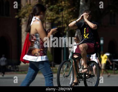 Bildnummer: 56177508  Datum: 13.10.2011  Copyright: imago/Xinhua (111014) -- LOS ANGELES, Oct. 14, 2011 (Xinhua) -- A student rides his bicycle at University of South California, the U.S., on Oct. 13, 2011. The highest temperature of many cities in South California reached over 36 degrees Celsius in recent days and the highest temperature of Los Angeles on Oct. 12 reached 37.22 degrees Celsius, breaking the historical record since 1950. (Xinhua/Yang Lei) (lr) U.S.-SOUTH CALIFORNIA-HEAT PUBLICATIONxNOTxINxCHN Gesellschaft Hitze USA x0x xtm 2011 quer      56177508 Date 13 10 2011 Copyright Imago Stock Photo