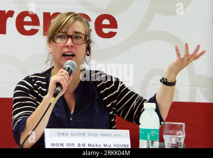 Bildnummer: 56178368  Datum: 14.10.2011  Copyright: imago/Xinhua (111014) -- SEOUL, Oct. 14, 2011 (Xinhua) -- Sonje Award Jury Maike Mia Hohne answers qustions during the 16th Busan International Film Festival (BIFF) Closing Press Conference in Busan, South Korea, on Oct. 14, 2011. BIFF will be closed here on Friday. (Xinhua/He Lulu) (lr) SOUTH KOREA-BUSAN-BIFF-CLOSING PUBLICATIONxNOTxINxCHN People Film Entertainment Filmfestspiele Porträt x0x xtm 2011 quer      56178368 Date 14 10 2011 Copyright Imago XINHUA  Seoul OCT 14 2011 XINHUA Sonje Award Jury Maike Mia Hohne Answers qustions during Th Stock Photo