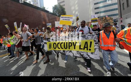 Bildnummer: 56184161  Datum: 15.10.2011  Copyright: imago/Xinhua (111016) -- LOS ANGELES, Oct. 16, 2011 (Xinhua) -- Protestors march during a protest in Los Angeles, California, the United States, Oct. 15, 2011, in a solidarity with the Occupy  protests which spread to cities in more than 80 countries around the world on Saturday. (Xinhua/Yang Lei) U.S.-LOS ANGELES-ECONOMIC-PROTEST PUBLICATIONxNOTxINxCHN Gesellschaft Politik Wirtschaft Protest Demo Finanzkrise Finanzwirtschaft Wirtschaftskrise Krise Banken xbs x0x 2011 quer premiumd  o0 Wirtschaft Banken Bankenprotest Anti Kapitalismus Antikap Stock Photo