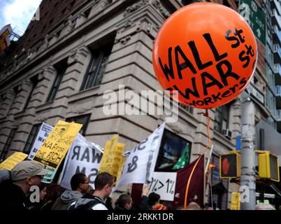 Bildnummer: 56184150  Datum: 15.10.2011  Copyright: imago/Xinhua (111015) -- NEW YORK, Oct. 15, 2011 (Xinhua) -- Demonstrators protest in the Broadway Street in Manhattan, New York, the United States, Oct. 15, 2011. The Occupy the Wall Street activity has entered the fifth week. Hundreds of protesters demonstrated at the Wall Street, Broadway Street and other areas in New York Saturday. (Xinhua/Shen Hong) US-NEW YORK-DEMONSTRATION PUBLICATIONxNOTxINxCHN Gesellschaft Politik Wirtschaft Protest Demo Finanzkrise Finanzwirtschaft Wirtschaftskrise Krise Banken xbs x0x 2011 quer premiumd  o0 Wirtsch Stock Photo