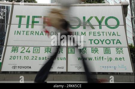 Bildnummer: 56202307  Datum: 21.10.2011  Copyright: imago/Xinhua (111021) -- TOKYO, Oct. 21, 2011 (Xinhua) -- A pedestrian walks past a poster of the Tokyo International Film Festival in Tokyo, Japan, Oct. 21, 2011. The nine-day, 24th Tokyo International Film Festival is scheduled to open on Oct. 22. (Xinhua/Kenichiro Seki) JAPAN-TOKYO-FILM FESTIVAL PUBLICATIONxNOTxINxCHN Kultur Entertainment Film Filmfest Werbung Vorbereitung premiumd xbs x0x 2011 quer      56202307 Date 21 10 2011 Copyright Imago XINHUA  Tokyo OCT 21 2011 XINHUA a Pedestrian Walks Past a Poster of The Tokyo International Fil Stock Photo