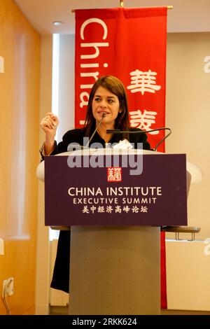 Bildnummer: 56204731  Datum: 21.10.2011  Copyright: imago/Xinhua (111021) -- NEW YORK, Oct. 21, 2011 (Xinhua) -- China Institute Chairman Virginia Kamsky gives a speech during the 8th China Institute Executive Summit in New York, the United States, Oct. 21, 2011. The Summit was co-organized with the Cheung Kong Graduate School of Business and hosted over 200 participants from both China and the United States. (Xinhua/Fan Xia) US-NEW YORK-CHINA INSTITUTE-EXECUTIVE SUMMIT PUBLICATIONxNOTxINxCHN People Politik Institut 8 CHN USA xjh x0x 2011 hoch      56204731 Date 21 10 2011 Copyright Imago XINH Stock Photo