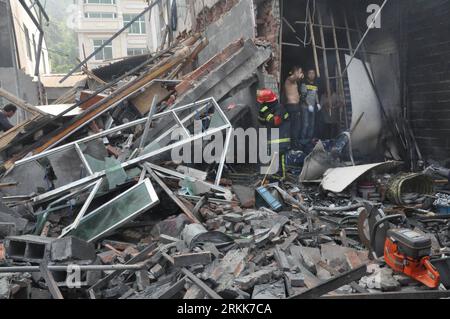 Bildnummer: 56209061  Datum: 23.10.2011  Copyright: imago/Xinhua (111023) -- WENZHOU, Oct. 23, 2011 (Xinhua) -- Rescuers try to find trapped injured persons at the site of an explosion at a factory in Lucheng District of Wenzhou, east China s Zhejiang Province, Oct. 23, 2011. An explosion hit a polishing workshop of a factory in Wenzhou, injuring 16 people. (Xinhua) (zhs) CHINA-WENZHOU-EXPLOSION (CN) PUBLICATIONxNOTxINxCHN Gesellschaft Unglück Explosion Fabrik Zerstörung Trümmer Rettung premiumd xbs x0x 2011 quer     56209061 Date 23 10 2011 Copyright Imago XINHUA  Wenzhou OCT 23 2011 XINHUA R Stock Photo